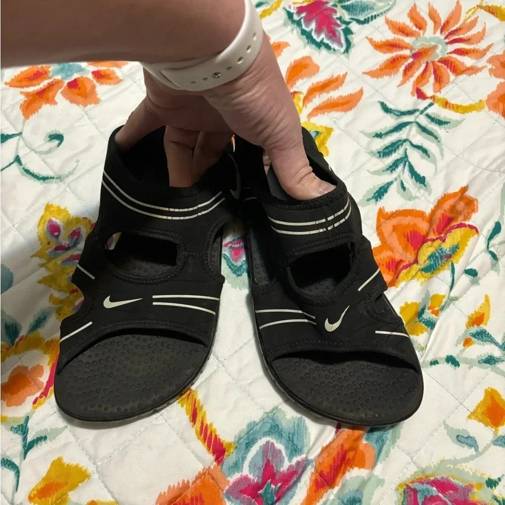 Nike water shoes play size 5